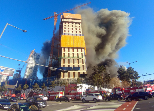 수원시 영통구 광교 SK건설 공사장에 화재가 발생해 소방관들이 진화작업을 벌이고 있다. 연합뉴스